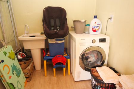 Casa à venda com 300m², 4 quartos e 2 vagas Casa à venda com 300m², 4 quartos e 2 vagasÁrea de Serviço 1