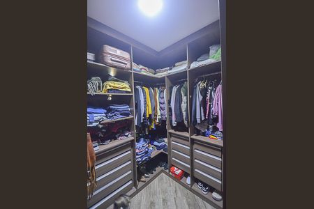 Apartamento à venda com 190m², 3 quartos e 3 vagas Apartamento à venda com 190m², 3 quartos e 3 vagasCloset