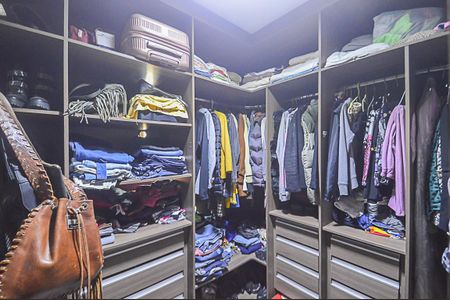 Apartamento à venda com 190m², 3 quartos e 3 vagas Apartamento à venda com 190m², 3 quartos e 3 vagasCloset