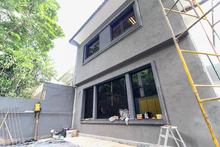 Casa à venda com 500m², 5 quartos e 2 vagas Casa à venda com 500m², 5 quartos e 2 vagasFachada