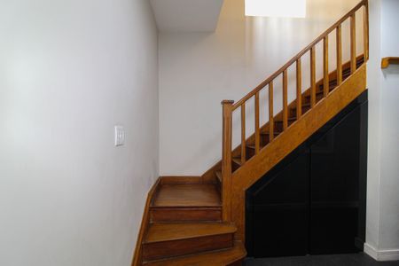 Casa à venda com 500m², 5 quartos e 2 vagas Casa à venda com 500m², 5 quartos e 2 vagasEscadas