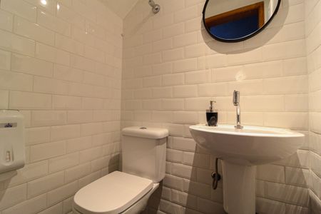 Casa à venda com 500m², 5 quartos e 2 vagas Casa à venda com 500m², 5 quartos e 2 vagasLavabo 1