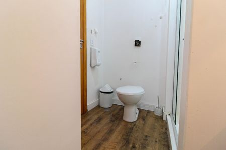 Casa à venda com 500m², 5 quartos e 2 vagas Casa à venda com 500m², 5 quartos e 2 vagasBanheiro 2