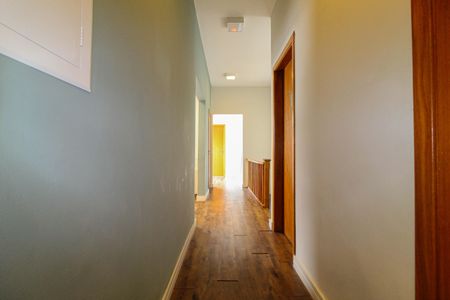 Casa à venda com 500m², 5 quartos e 2 vagas Casa à venda com 500m², 5 quartos e 2 vagasCorredor - Piso Superior