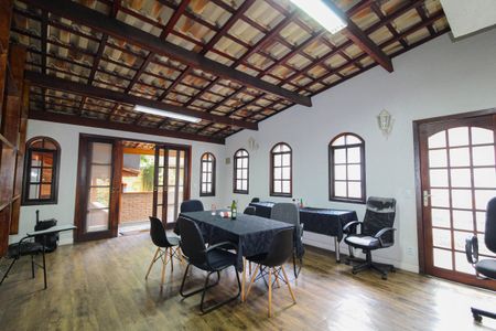 Casa à venda com 500m², 5 quartos e 2 vagas Casa à venda com 500m², 5 quartos e 2 vagasÁrea comum Salão de Festas