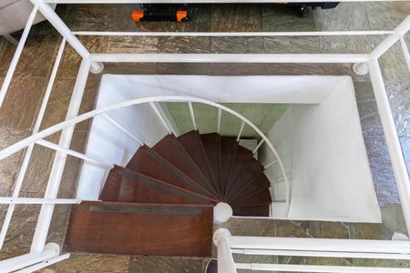 Apartamento à venda com 175m², 4 quartos e 2 vagas Apartamento à venda com 175m², 4 quartos e 2 vagasEscada