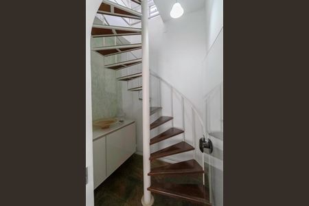 Apartamento à venda com 175m², 4 quartos e 2 vagas Apartamento à venda com 175m², 4 quartos e 2 vagasEscada