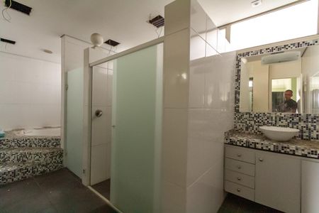 Apartamento para alugar com 373m², 3 quartos e 4 vagas Apartamento para alugar com 373m², 3 quartos e 4 vagasBanheiro da Suíte 2