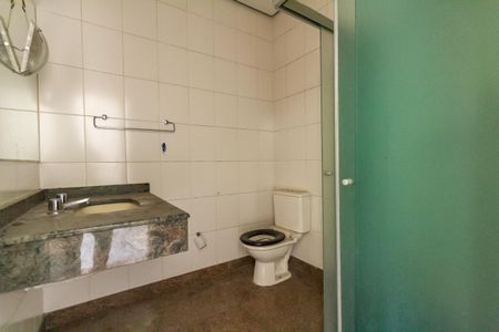 Apartamento para alugar com 373m², 3 quartos e 4 vagas Apartamento para alugar com 373m², 3 quartos e 4 vagasBanheiro da Suíte 1