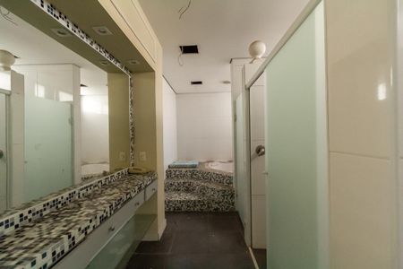 Apartamento para alugar com 373m², 3 quartos e 4 vagas Apartamento para alugar com 373m², 3 quartos e 4 vagasBanheiro da Suíte 2