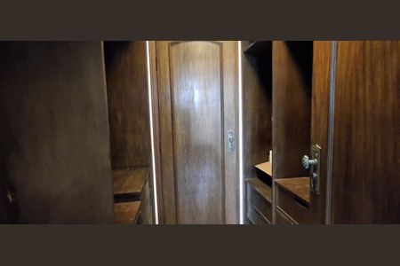 Casa à venda com 280m², 4 quartos e 2 vagas Casa à venda com 280m², 4 quartos e 2 vagasCloset da Suíte