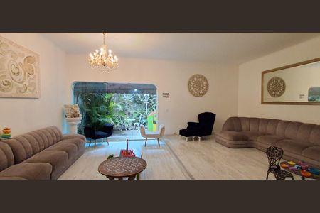 Casa à venda com 280m², 4 quartos e 2 vagas Casa à venda com 280m², 4 quartos e 2 vagasSala