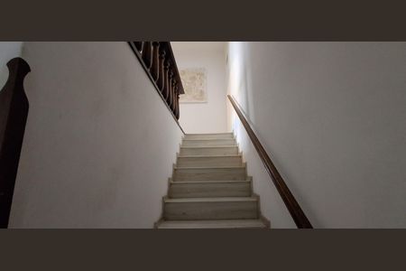 Casa à venda com 280m², 4 quartos e 2 vagas Casa à venda com 280m², 4 quartos e 2 vagasEscada