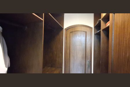 Casa à venda com 280m², 4 quartos e 2 vagas Casa à venda com 280m², 4 quartos e 2 vagasCloset da Suíte