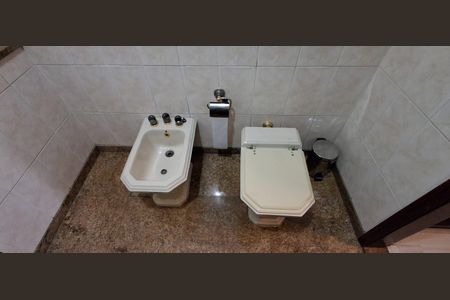 Casa à venda com 280m², 4 quartos e 2 vagas Casa à venda com 280m², 4 quartos e 2 vagasBanheiro Suíte