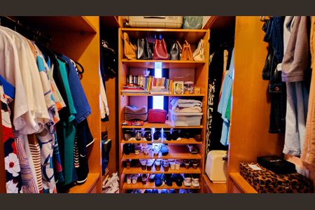 Apartamento à venda com 170m², 4 quartos e 3 vagas Apartamento à venda com 170m², 4 quartos e 3 vagasCloset da Suíte