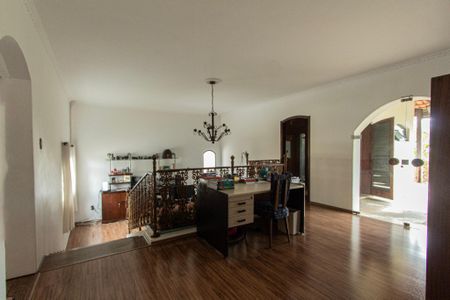 Casa para alugar com 700m², 6 quartos e 8 vagas Casa para alugar com 700m², 6 quartos e 8 vagasEscritório