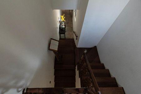 Casa para alugar com 700m², 6 quartos e 8 vagas Casa para alugar com 700m², 6 quartos e 8 vagasEscada