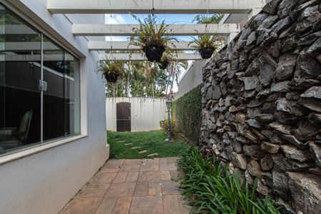 Casa para alugar com 700m², 6 quartos e 8 vagas Casa para alugar com 700m², 6 quartos e 8 vagasQuintal