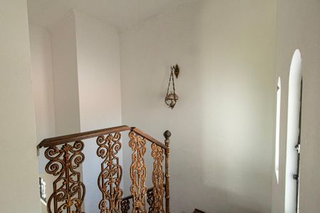 Casa para alugar com 700m², 6 quartos e 8 vagas Casa para alugar com 700m², 6 quartos e 8 vagasEscada