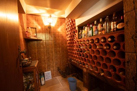 Casa para alugar com 700m², 6 quartos e 8 vagas Casa para alugar com 700m², 6 quartos e 8 vagasAdega - Sala 3