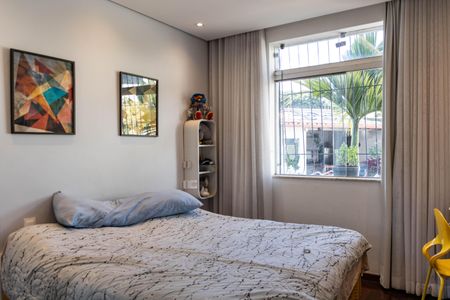 Casa à venda com 420m², 4 quartos e 3 vagas Casa à venda com 420m², 4 quartos e 3 vagasQuarto 4