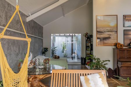 Casa à venda com 420m², 4 quartos e 3 vagas Casa à venda com 420m², 4 quartos e 3 vagasSala