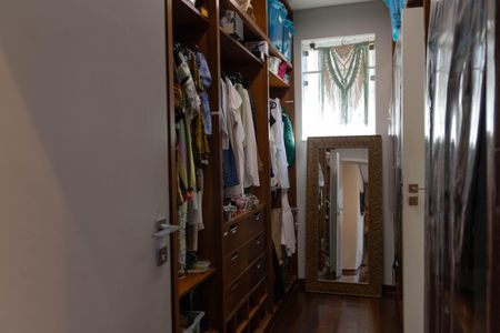 Casa à venda com 420m², 4 quartos e 3 vagas Casa à venda com 420m², 4 quartos e 3 vagasCloset - Quarto 1