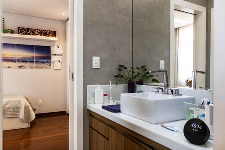 Casa à venda com 420m², 4 quartos e 3 vagas Casa à venda com 420m², 4 quartos e 3 vagasBanheiro