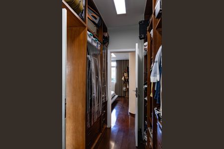 Casa à venda com 420m², 4 quartos e 3 vagas Casa à venda com 420m², 4 quartos e 3 vagasCloset - Quarto 1