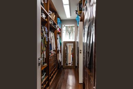 Casa à venda com 420m², 4 quartos e 3 vagas Casa à venda com 420m², 4 quartos e 3 vagasCloset - Quarto 1