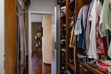 Casa à venda com 420m², 4 quartos e 3 vagas Casa à venda com 420m², 4 quartos e 3 vagasCloset - Quarto 1