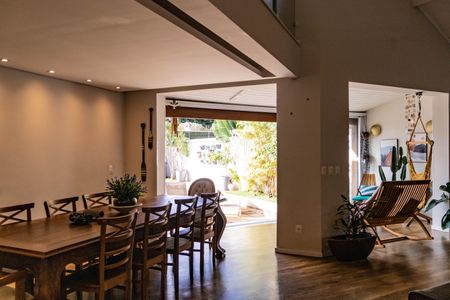 Casa à venda com 420m², 4 quartos e 3 vagas Casa à venda com 420m², 4 quartos e 3 vagasSala