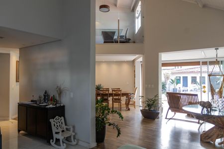 Casa à venda com 420m², 4 quartos e 3 vagas Casa à venda com 420m², 4 quartos e 3 vagasSala