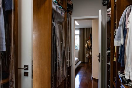 Casa à venda com 420m², 4 quartos e 3 vagas Casa à venda com 420m², 4 quartos e 3 vagasCloset - Quarto 1