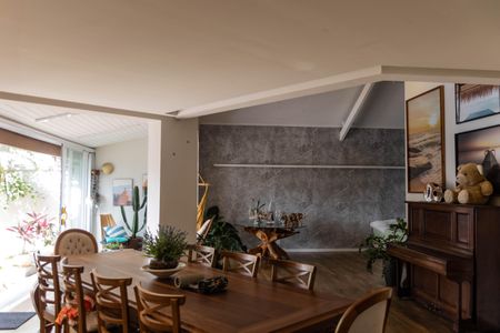 Casa à venda com 420m², 4 quartos e 3 vagas Casa à venda com 420m², 4 quartos e 3 vagasSala