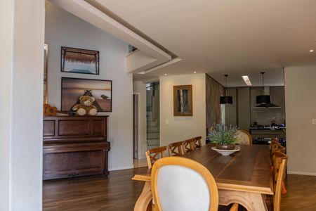 Casa à venda com 420m², 4 quartos e 3 vagas Casa à venda com 420m², 4 quartos e 3 vagasSala