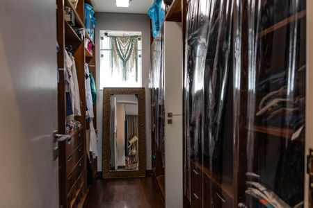 Casa à venda com 420m², 4 quartos e 3 vagas Casa à venda com 420m², 4 quartos e 3 vagasCloset - Quarto 1