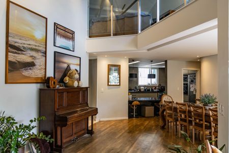 Casa à venda com 420m², 4 quartos e 3 vagas Casa à venda com 420m², 4 quartos e 3 vagasSala