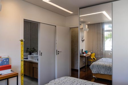 Casa à venda com 420m², 4 quartos e 3 vagas Casa à venda com 420m², 4 quartos e 3 vagasQuarto 4