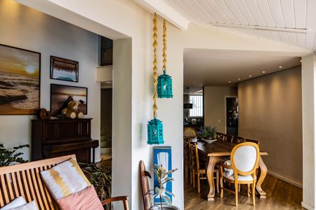 Casa à venda com 420m², 4 quartos e 3 vagas Casa à venda com 420m², 4 quartos e 3 vagasSala