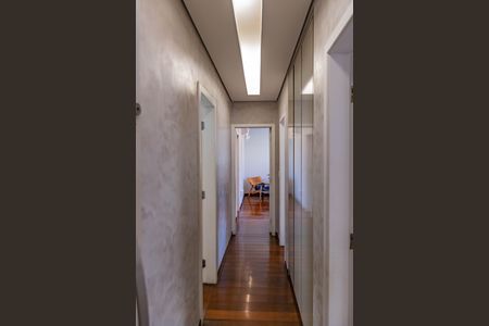 Casa à venda com 420m², 4 quartos e 3 vagas Casa à venda com 420m², 4 quartos e 3 vagasCorredor