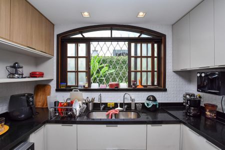 Casa à venda com 216m², 3 quartos e 3 vagas Casa à venda com 216m², 3 quartos e 3 vagasCozinha