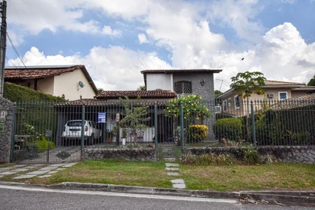 Casa à venda com 216m², 3 quartos e 3 vagas Casa à venda com 216m², 3 quartos e 3 vagasFachada