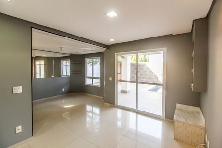 Casa de condomínio à venda com 160m², 3 quartos e sem vaga Casa de condomínio à venda com 160m², 3 quartos e sem vagaSala