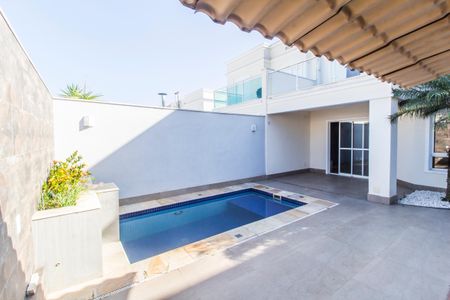 Casa de condomínio à venda com 160m², 3 quartos e sem vaga Casa de condomínio à venda com 160m², 3 quartos e sem vagaPiscina