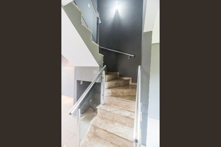 Casa de condomínio à venda com 160m², 3 quartos e sem vaga Casa de condomínio à venda com 160m², 3 quartos e sem vagaEscada