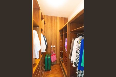 Casa para alugar com 618m², 4 quartos e 4 vagas Casa para alugar com 618m², 4 quartos e 4 vagasCloset da Suíte 2