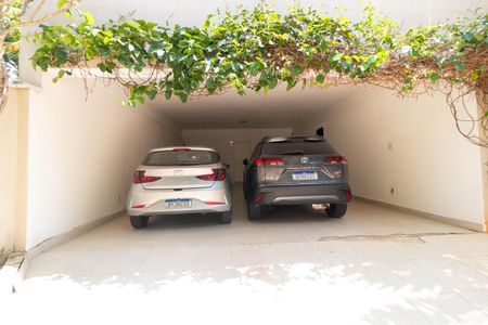 Casa para alugar com 618m², 4 quartos e 4 vagas Casa para alugar com 618m², 4 quartos e 4 vagasGaragem