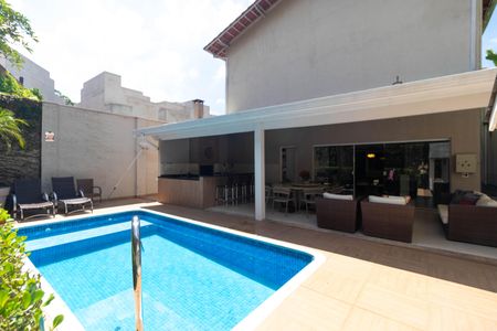 Casa para alugar com 618m², 4 quartos e 4 vagas Casa para alugar com 618m², 4 quartos e 4 vagasPiscina